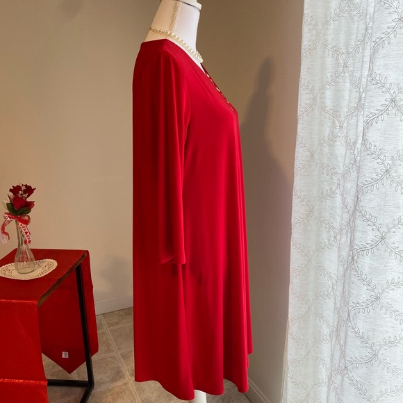 Classic frock, forgiving, sleek. Timeless - Picture 4 of 4